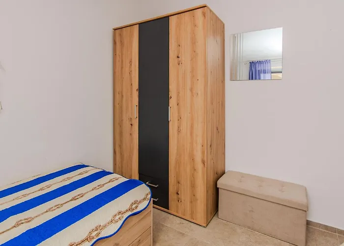 Appartamento In Otok With Wifi *
